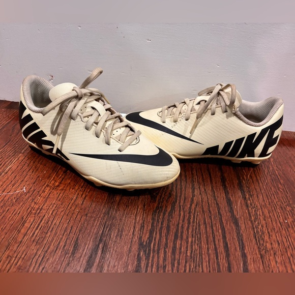 Kids Nike- Field Cleats - Picture 5 of 5